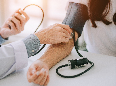 Đo huyết áp tại phòng khám