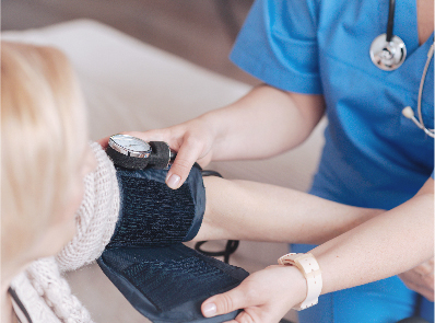 Đo huyết áp bởi nhân viên y tế
