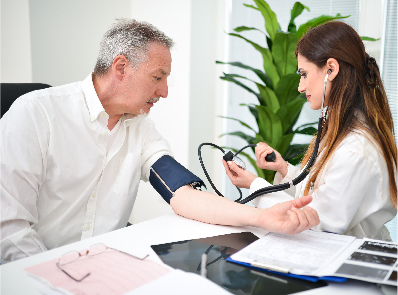 Đo huyết áp tại phòng khám